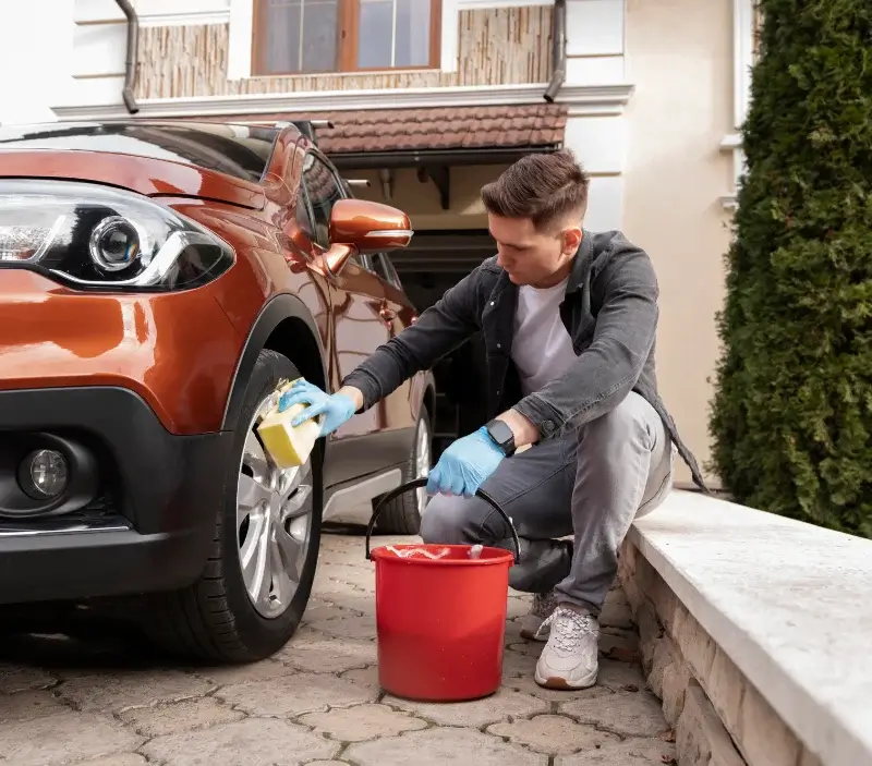 Lavage auto à domicile Caudry : professionnel intervenant sur un véhicule